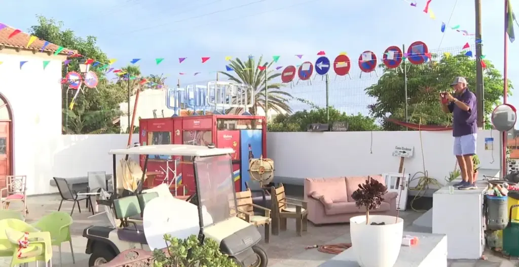 Los vecinos de Echedo, en El Hierro, han encontrado este jueves varios objetos de sus casas reunidos en la plaza del pueblo. No se trata de un robo, sino de ‘La Recogida’, una tradición que cada agosto moviliza a jóvenes de la localidad entre las festividades de San Lorenzo y Candelaria.