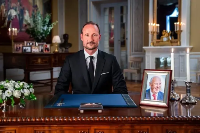 El rey Haakon de Noruega recuerda a su «seguro» y «cálido» padre en su primer discurso como monarca
