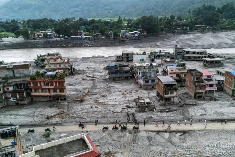 Exteriores confirma que dos españoles continúan desaparecidos tras la riada en Nepal