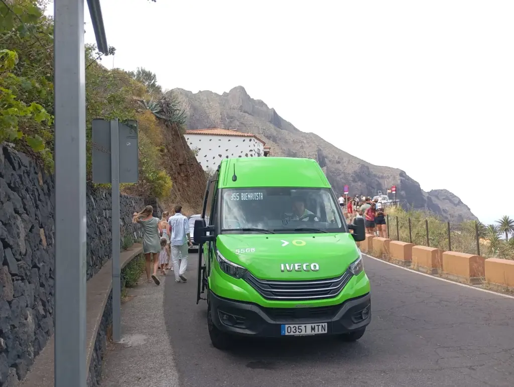 Los controles de acceso a Masca disparan el uso de la guagua con más de 5.500 pasajeros en cuatro días