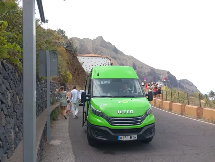 Los controles de acceso a Masca disparan el uso de la guagua con más de 5.500 pasajeros en cuatro días