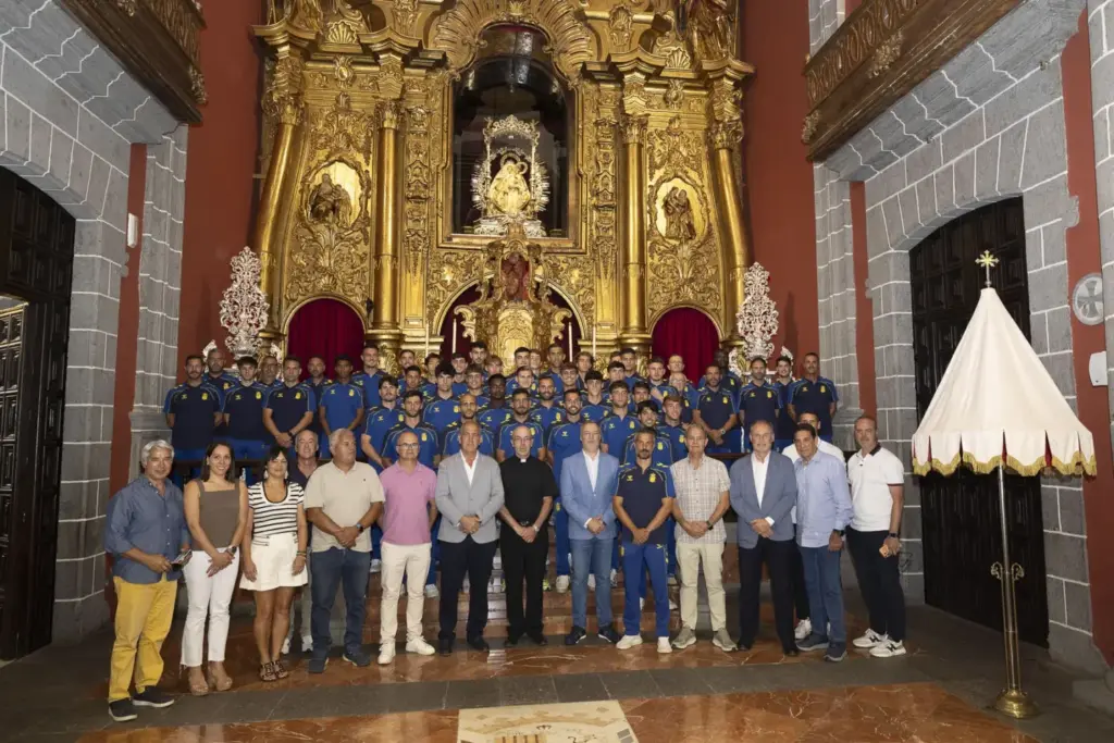 La UD Las Palmas realiza su tradicional ofrenda floral a la Virgen del Pino