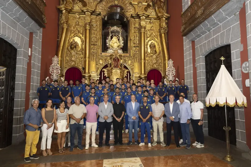 La UD Las Palmas realiza su tradicional ofrenda floral a la Virgen del Pino