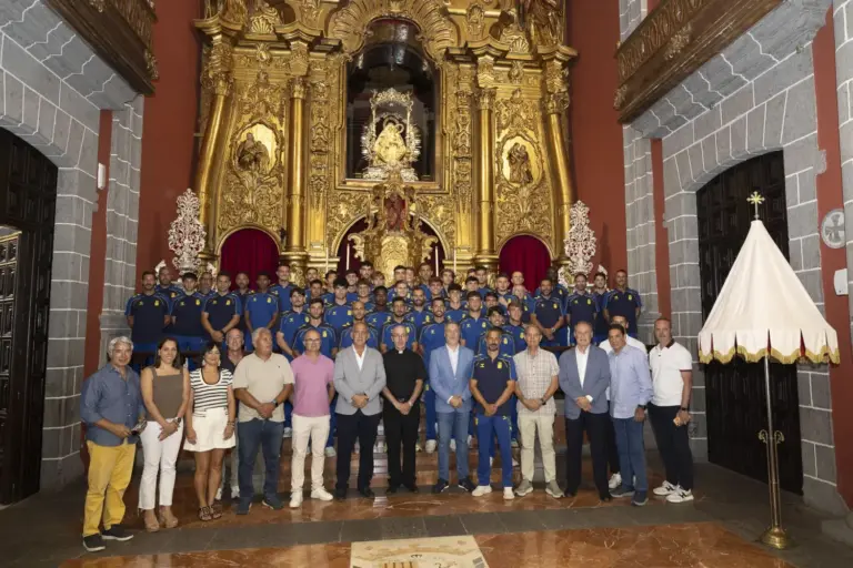 La UD Las Palmas realiza su tradicional ofrenda floral a la Virgen del Pino