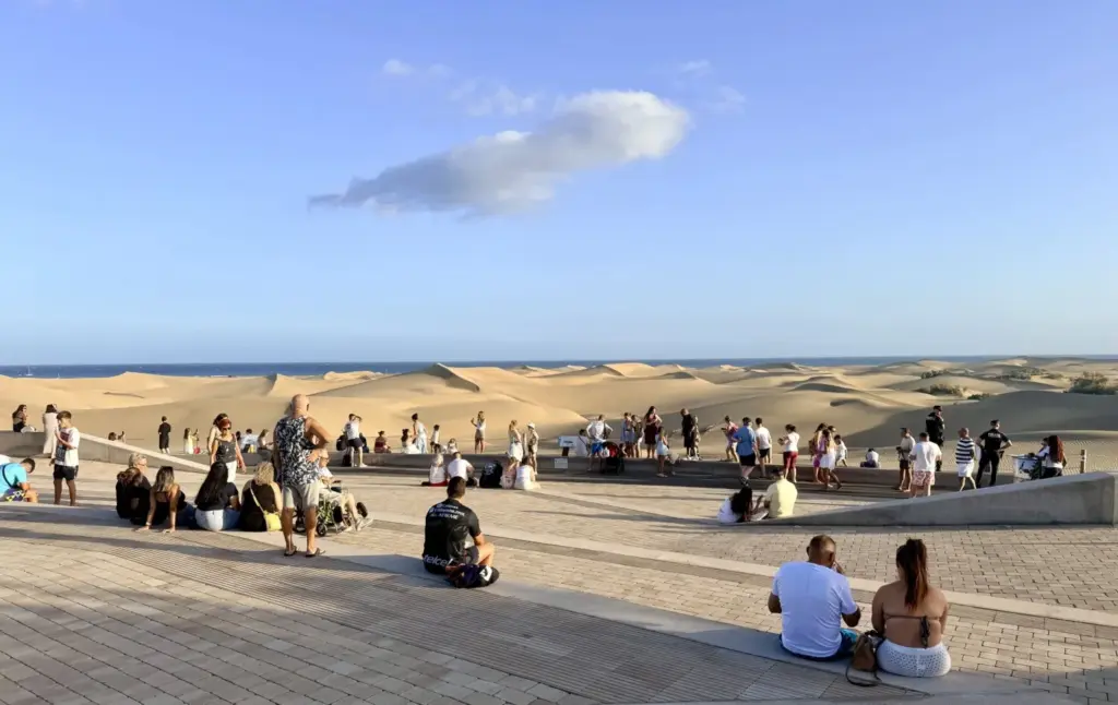 El servicio de megafonía se encuentra instalado por la empresa SODETEGC en el Mirador de las Dunas de Maspalomas y opera durante el amanecer y el atardecer