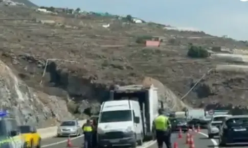 Vuelca un camión en la autopista del sur de Tenerife y genera colas a la altura de Guía de Isora