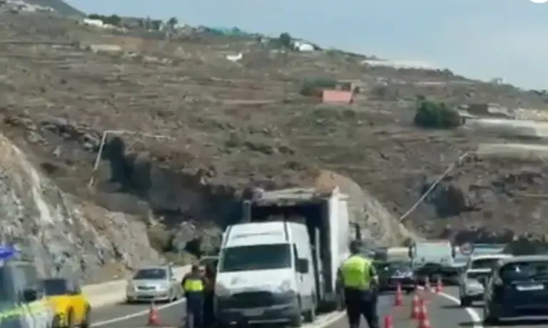 Vuelca un camión en la autopista del sur de Tenerife y genera colas a la altura de Guía de Isora