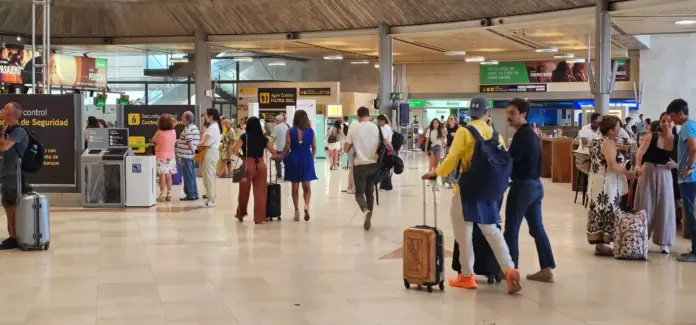 Por aeropuertos el de Gran Canaria, lidera la conectividad regional con 1.115 vuelos en total seguido del de Tenerife Norte