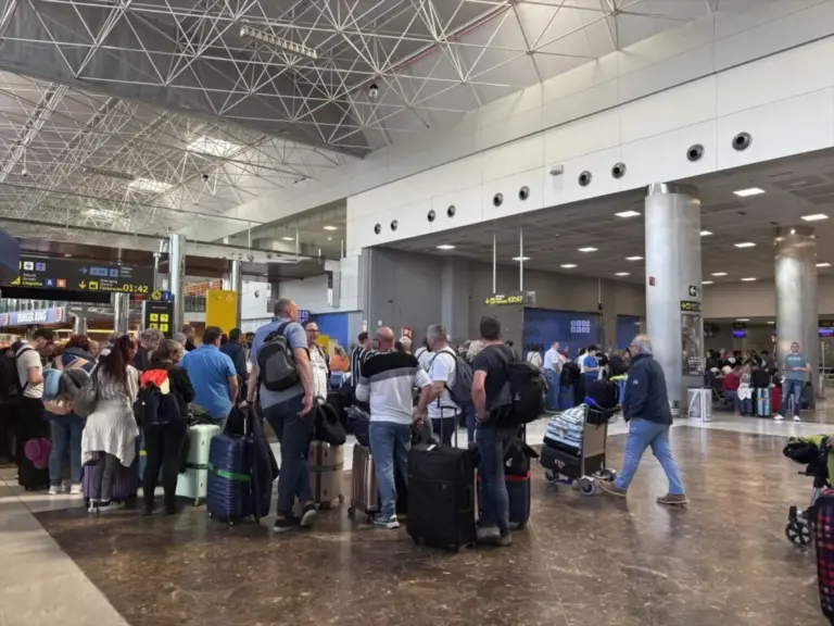Los aeropuertos canarios operarán 1.302 vuelos este domingo de retorno de verano