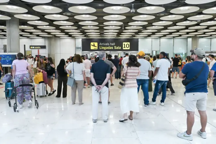 Por aeropuertos, Adolfo Suárez Madrid-Barajas continúa siendo el que acumula mayor número de operaciones, con 3.687, con el pico de este viernes en 1.254 operaciones