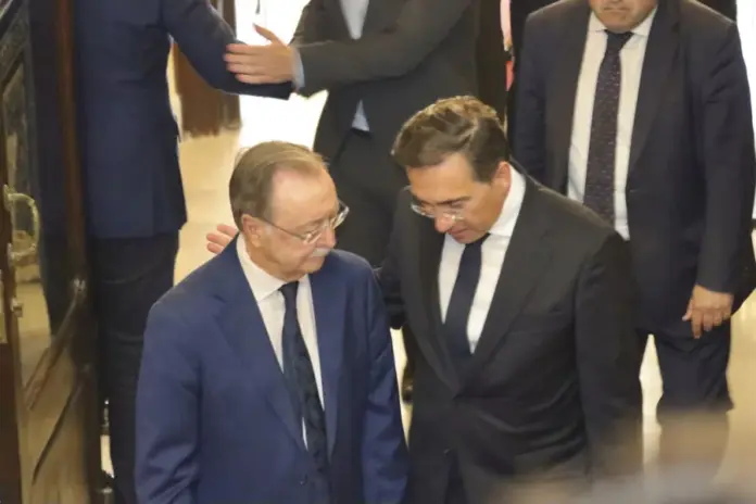 El ministro de Asuntos Exteriores, Unión Europea y Cooperación, José Manuel Albares (d), se reúne con el presidente de Ceuta, Juan Jesús Vivas (i). Imagen EFE