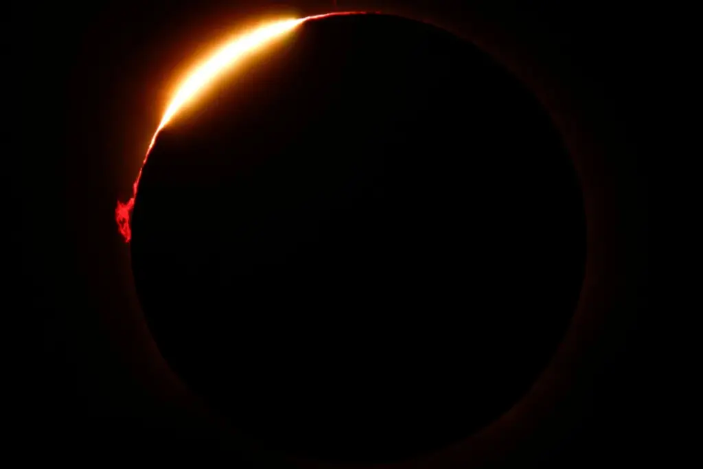 El efecto de "anillo de diamantes" aparece cuando la luna se desplaza frente al sol durante un eclipse solar total, visto desde Arija, España, el 12 de agosto de 2026