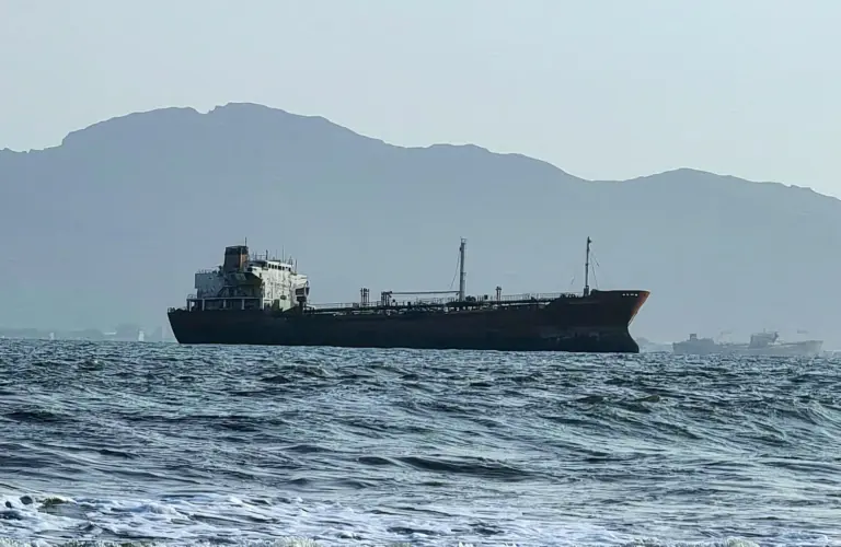 Irán advierte de que no saldrá «ni una gota» de petróleo del golfo Pérsico