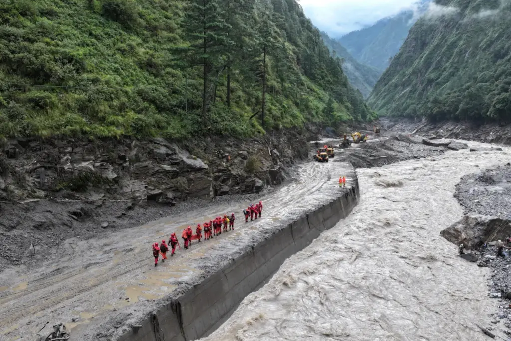 Equipos de búsqueda y rescate tras la riada de este miércoles. Imagen Reuters