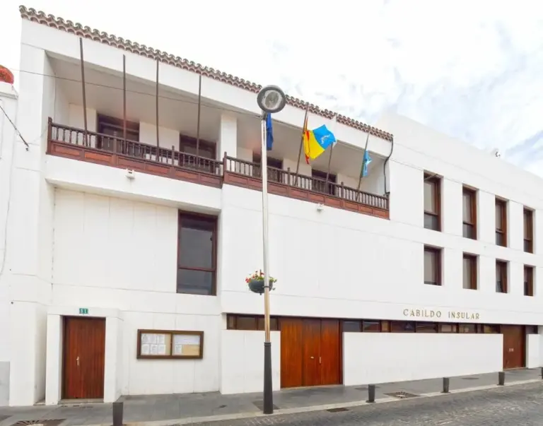 El Hierro convoca ayudas al transporte para estudiantes herreños en el curso 2026-2027