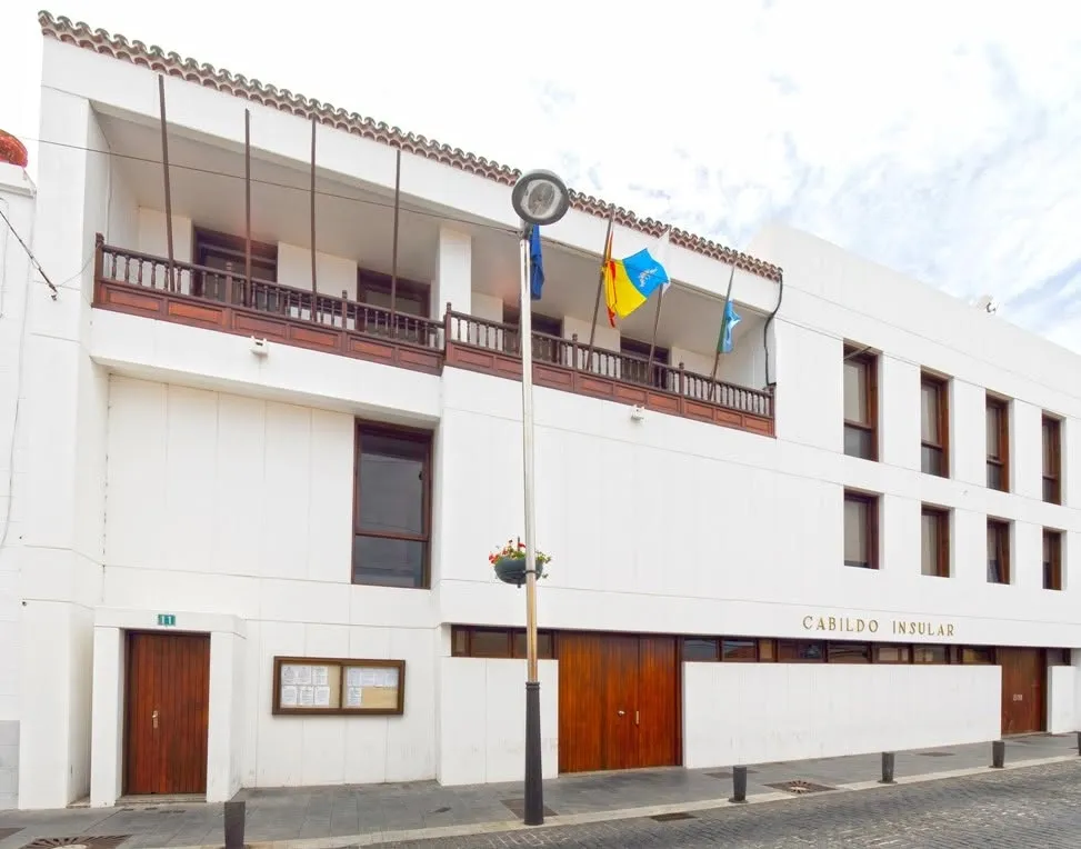 El Hierro destina más de un millón de euros a becas al transporte para estudiantes herreños el próximo curso