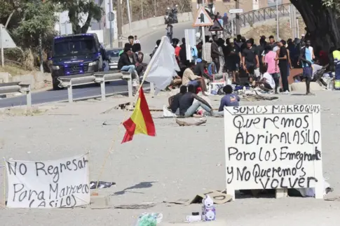 El Gobierno quiere trasladar de manera urgente de 500 niñas migrantes de Ceuta a la península