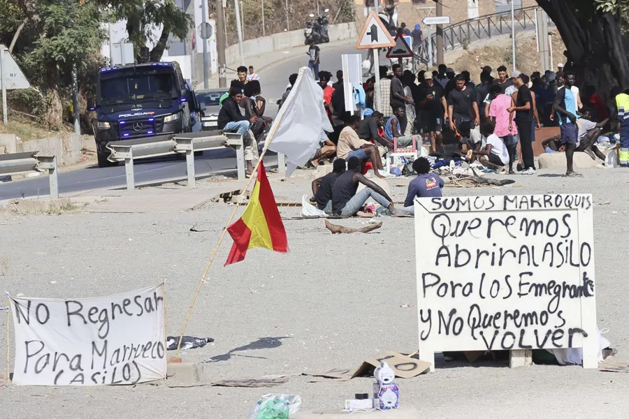 Situación en la playa del Trampolín de Ceuta. Imagen EFE
