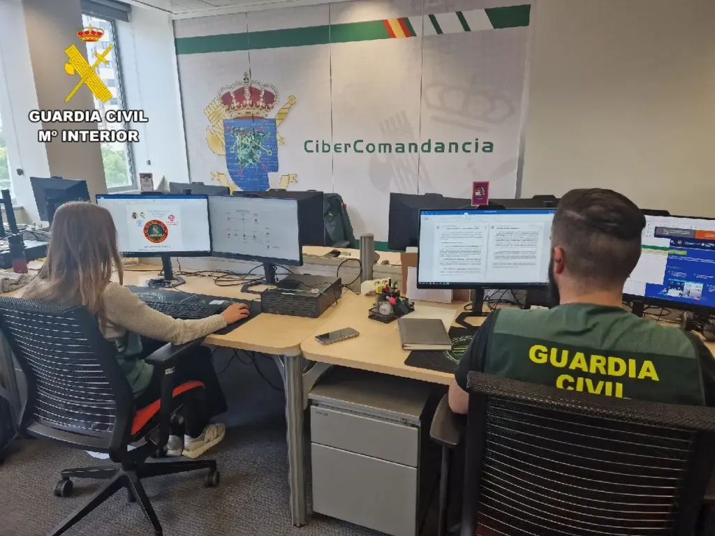 Agentes de la guardia civil realizando una revisión de equipos informáticos. Cibercomandancia. Imagen Guardia Civil