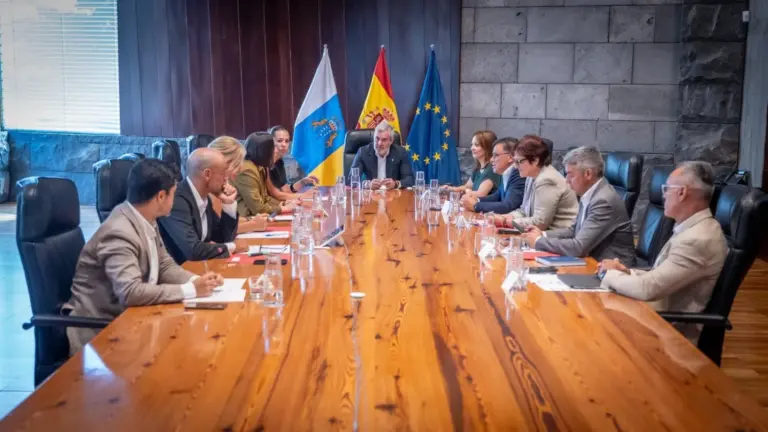 El Gobierno canario hace balance de tres años de legislatura y destaca los avances en empleo, vivienda, sanidad y dependencia