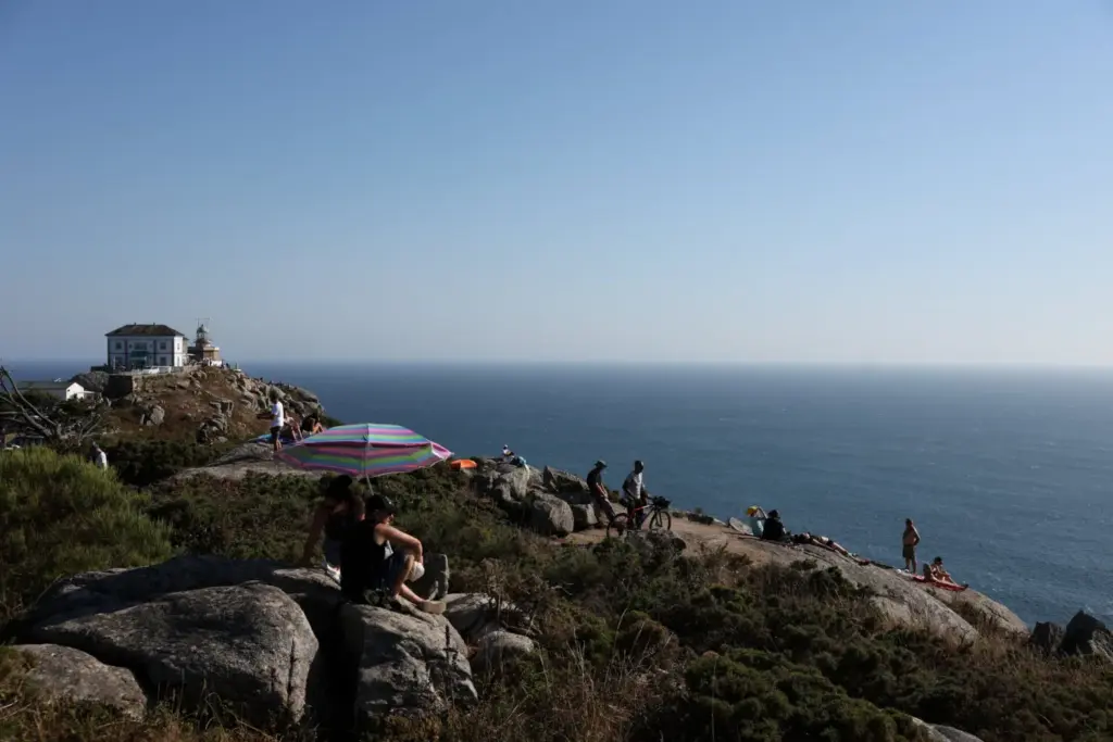Turistas se congregan para observar un eclipse solar parcial cerca del Cabo de Fisterra, en la Costa da Morte ("Costa de la Muerte"), antiguamente considerada el fin del mundo y destino tradicional de los peregrinos que completan el Camino de Santiago, en el noroeste de España, el 12 de agosto de 2026. Según los cálculos, el eclipse en el cabo alcanzará una magnitud cercana a la totalidad