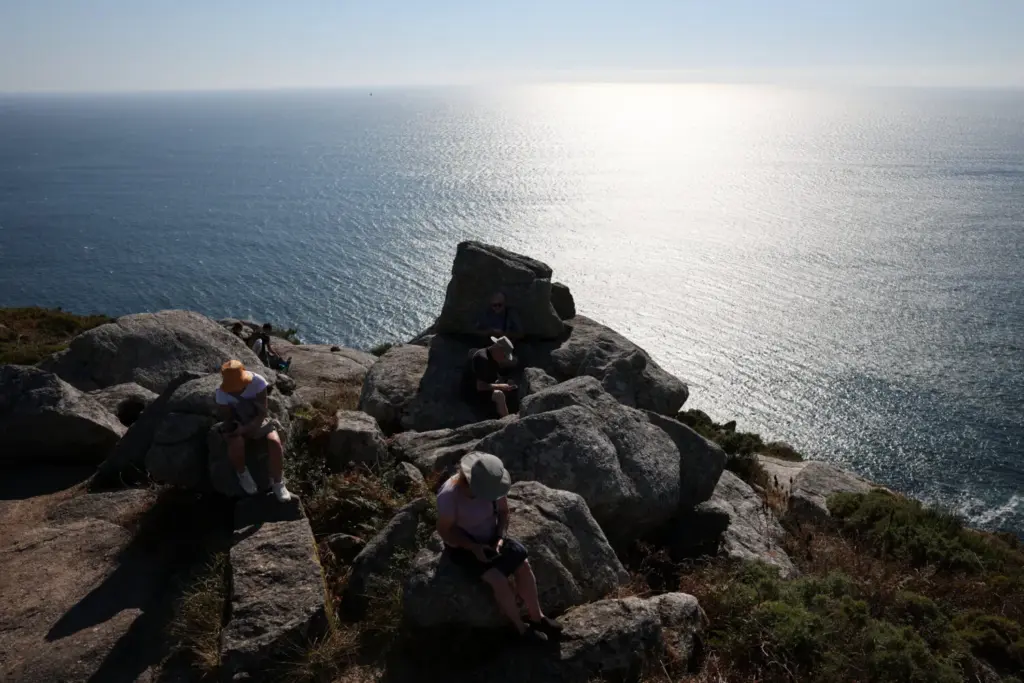 Turistas esperan para observar un eclipse solar parcial cerca del Cabo de Fisterra, en la Costa da Morte ("Costa de la Muerte"), antiguamente considerada el fin del mundo y destino tradicional de los peregrinos que completan el Camino de Santiago, en el noroeste de España, el 12 de agosto de 2026. Según los cálculos, el eclipse en el cabo alcanzará una magnitud cercana a la totalidad