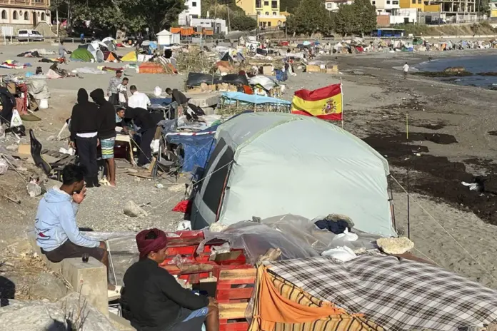 Situación en la playa de El Trampolín de Ceuta este viernes tras los incidentes registrados el jueves por la tarde. Imagen EFE