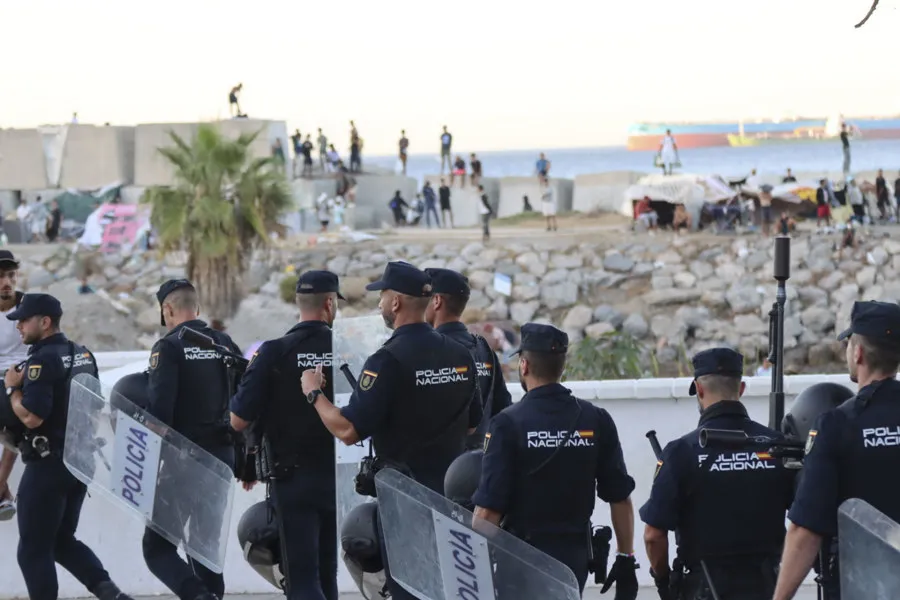 La Policía Nacional controla las inmediaciones de la playa del Trampolín. Imagen EFE