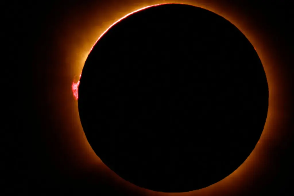 La luna cubre completamente el sol durante un eclipse solar total, visto desde Arija, España, el 12 de agosto de 2026