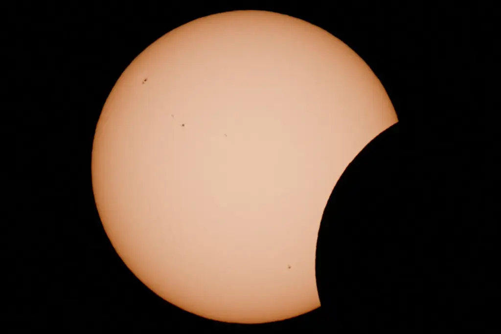 La luna cubre parcialmente el sol durante un eclipse solar, visto desde Arija, España, el 12 de agosto de 2026