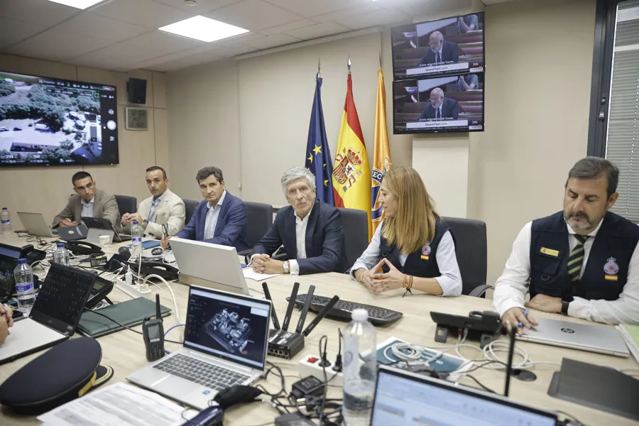- El ministro del Interior, Fernando Grande-Marlaska (c), durante la reunión que ha mantenido con los responsables de Protección Civil de las comunidades y ciudades autónomas, así como con responsables de la Agencia Española de Meteorología (AEMET), ante el eclipse total que, este miércoles, movilizará a cientos de miles de personas para contemplar el fenómeno astronómico. EFE/ Marcos Villaoslada
