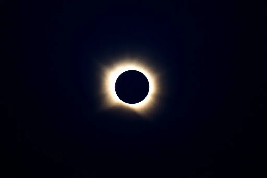 La Luna cubre completamente el Sol durante un eclipse solar total, visto desde Osorno, España, el 12 de agosto de 2026