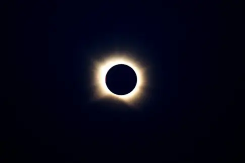 Última hora del eclipse solar | La fase de totalidad trae un anochecer anticipado y breve a parte de España