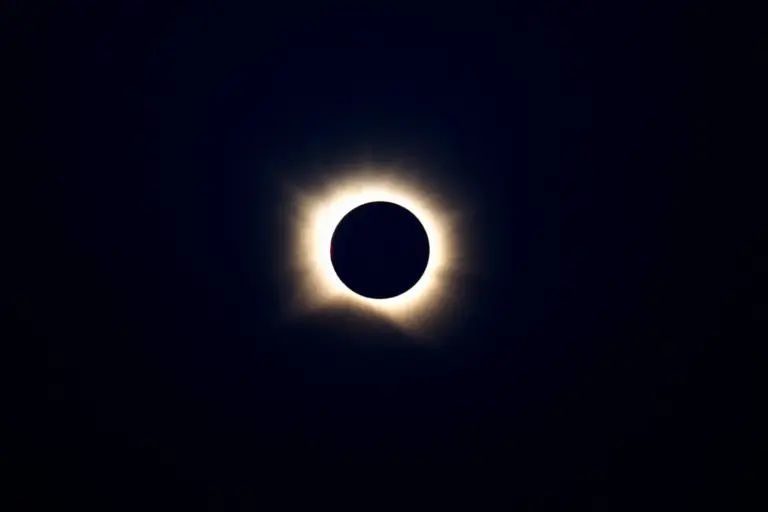 Última hora del eclipse solar | La fase de totalidad trae un anochecer anticipado y breve a parte de España