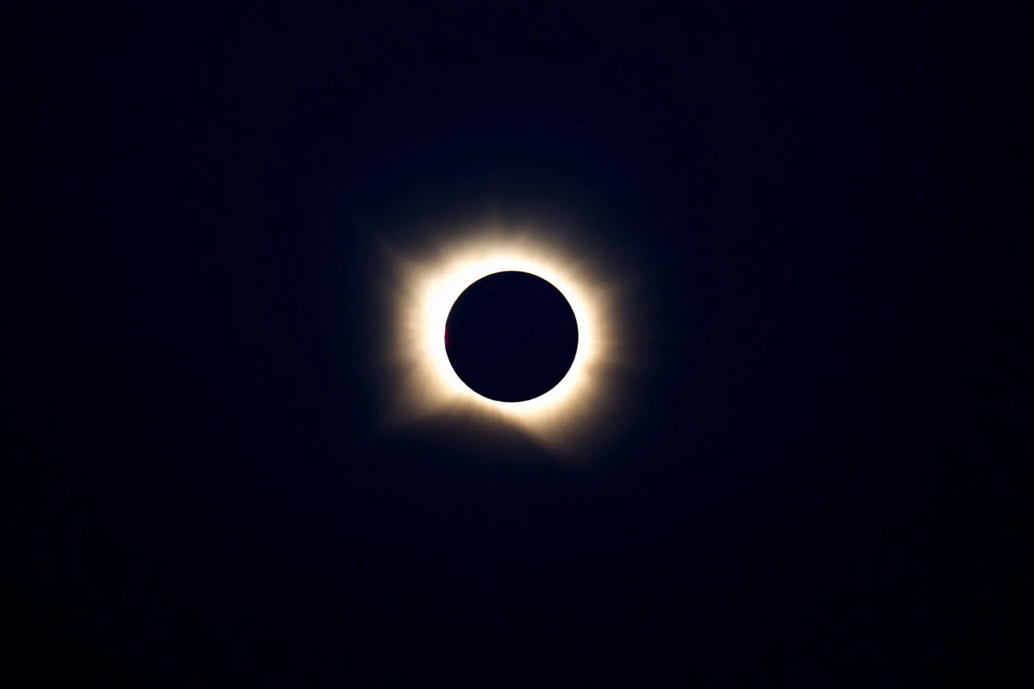 Última hora del eclipse solar | La fase de totalidad trae un anochecer anticipado y breve a parte de España
