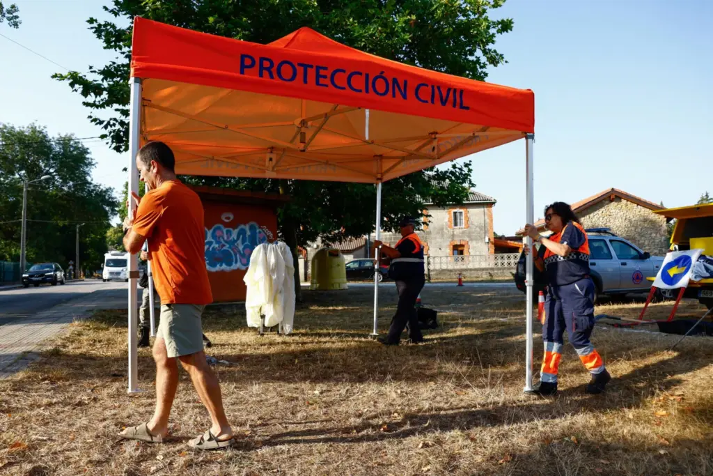 Preparativos de Protección Civil en el Parque de Arija, Burgos, para la observación del eclipse. Imagen Reuters