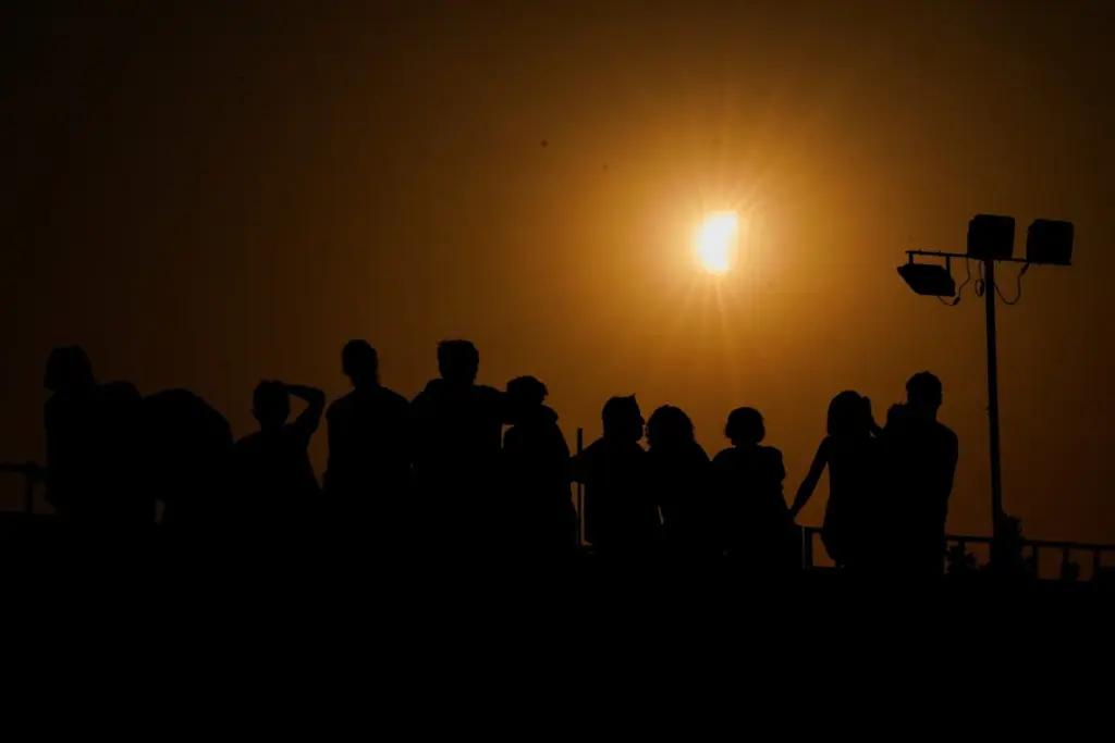 Varias personas observan un eclipse solar en una plaza de toros en Villalba del Rey, España, el 12 de agosto de 2026