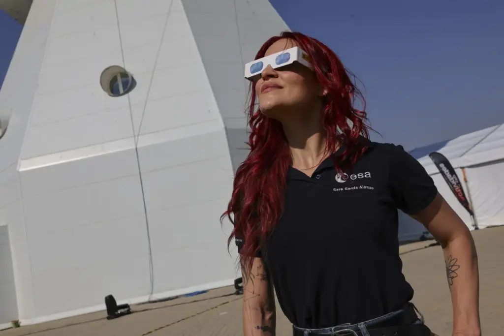 La astronauta Sara García en el Observatorio Astronómico de Yebes, Guadalajara, este miércoles, horas antes del eclipse solar