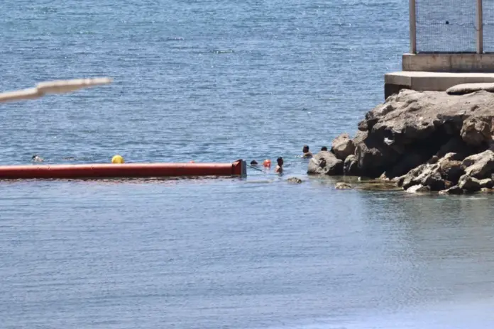 Boya flotante para delimitar las aguas territoriales de la playa del Tarajal de Ceuta que separa de Marruecos. EFE/Reduán