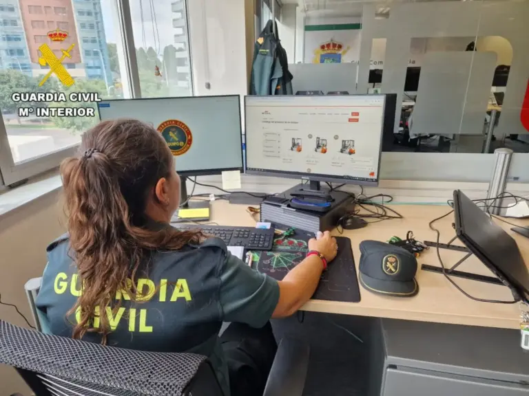 La Guardia Civil esclarece una estafa y un delito de blanqueo de capitales en la compra online de carretillas elevadoras