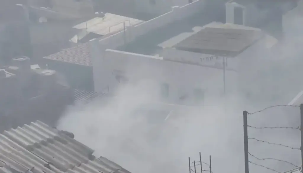Gran cantidad de humo como consecuencia del incendio en una infravivienda en el barrio de San Nicolás, Las Palmas de Gran Canaria. Imagen RTVC