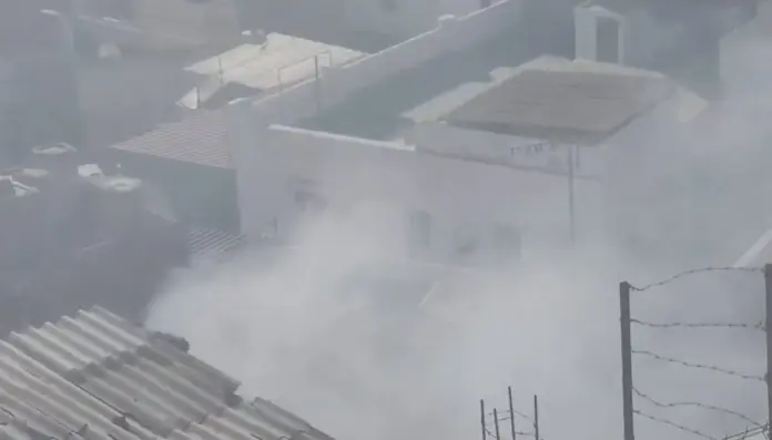 Gran cantidad de humo como consecuencia del incendio en una infravivienda en el barrio de San Nicolás, Las Palmas de Gran Canaria. Imagen RTVC