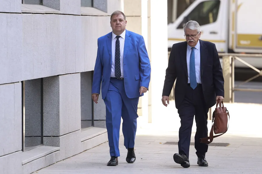 Juan Manuel Serrano (i), exjefe de gabinete de Pedro Sánchez en el PSOE y expresidente de Correos, citado en la Audiencia Nacional. Imagen EFE