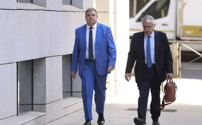 Juan Manuel Serrano (i), exjefe de gabinete de Pedro Sánchez en el PSOE y expresidente de Correos, citado en la Audiencia Nacional. Imagen EFE