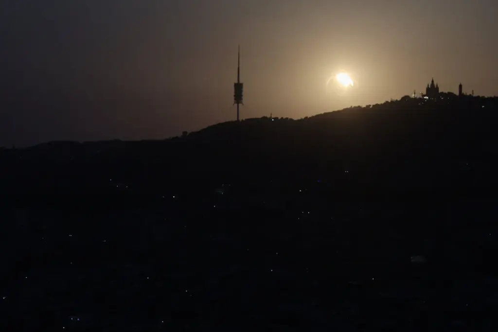 La luna cubre parcialmente el sol durante un eclipse solar en Barcelona, ​​España, el 12 de agosto de 2026