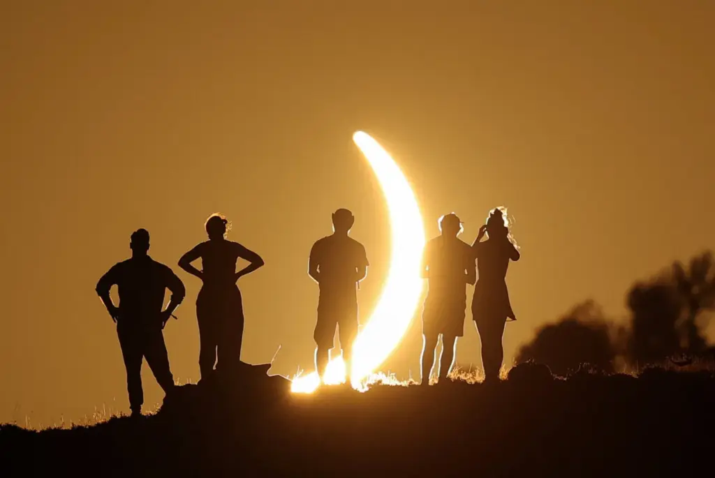 La Luna cubre parcialmente el Sol durante un eclipse solar total, visto desde el Observatorio Astrofísico de Javalambre en Arcos de las Salinas, cerca de Teruel, España, el 12 de agosto de 2026