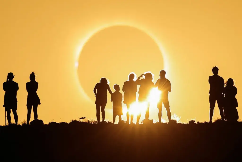 La Luna cubre completamente el Sol durante un eclipse solar total, visto desde el Observatorio Astrofísico de Javalambre en Arcos de las Salinas, cerca de Teruel, España, el 12 de agosto de 2026
