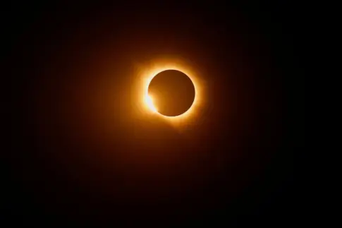 Última hora del eclipse solar | La fase de totalidad trae un anochecer anticipado y breve a parte de España