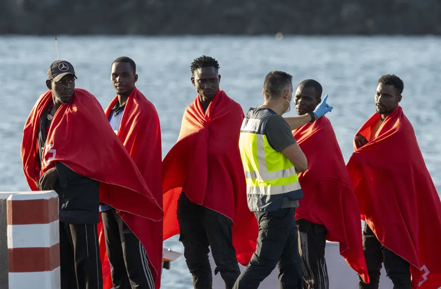 El buque de Salvamento Marítimo Guardamar Urania ha rescatado en la madrugada de este jueves una tercera embarcación con 105 personas de origen magrebí y subsahariano a 59 millas al noreste de Lanzarote. En la imagen el momento de la llegada de los rescatados al puerto de Arrecife. EFE/ Adriel Perdomo