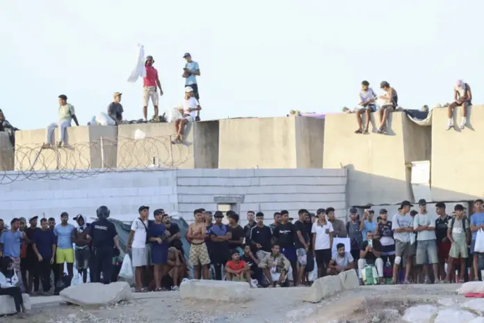 Migrantes observan desde lejos las protestas de ciudadanos ceutíes: EFE